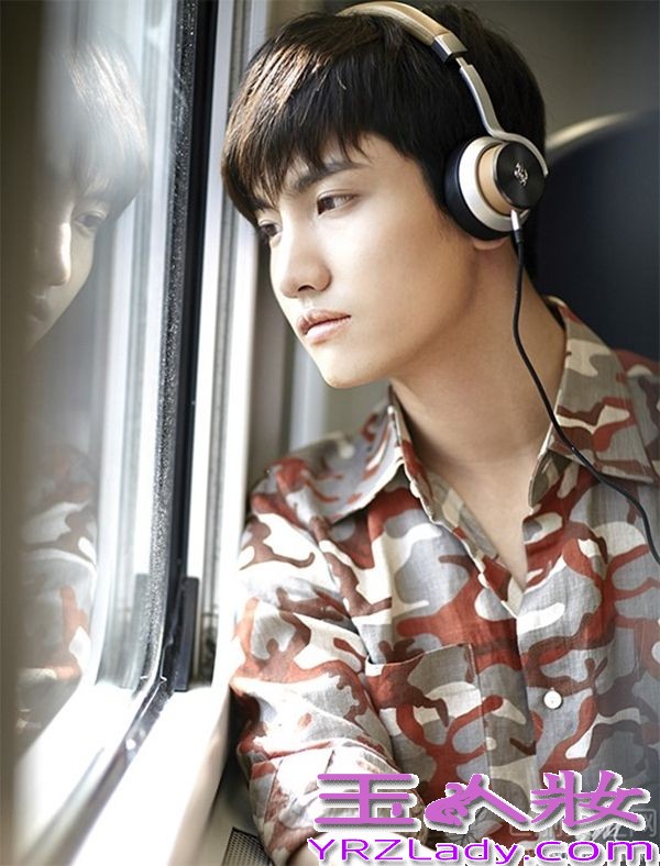 东方神起在意大利度过了火热的夏天，今天就带来意大利写真图片，少年和成熟男人之间的转换，像小孩般吃着冰淇淋的郑允浩和沈昌珉，也很想让人咬一口呢！半裸着浸泡找泳池里，哥俩真是帅气逼人！