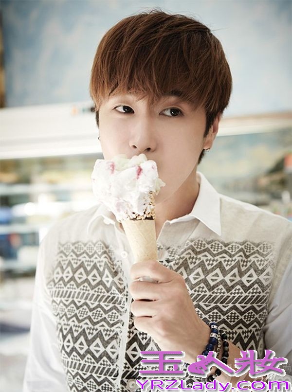 东方神起在意大利度过了火热的夏天，今天就带来意大利写真图片，少年和成熟男人之间的转换，像小孩般吃着冰淇淋的郑允浩和沈昌珉，也很想让人咬一口呢！半裸着浸泡找泳池里，哥俩真是帅气逼人！