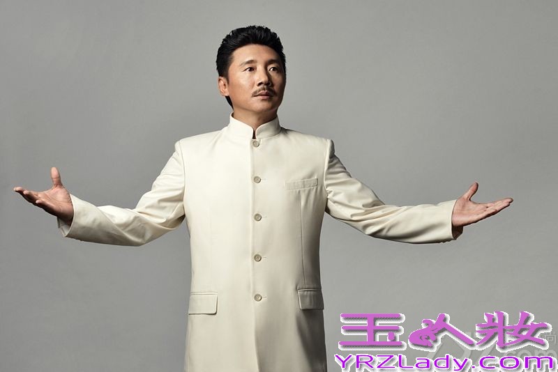 近日，容中尔甲发行的首支航母MV主题曲<为梦想领跑>引发了极大的关注，为感谢各位歌迷和网友的支持，今日首次在网络上正式公开该系列的写真。写真中容中尔甲身着白色中山装，无论是斜望远方的大气，还是直击镜头时的镇定，举手投足间诠释出中山装的新潮流，被网友盛赞为 “中山装男神”。据了解，容中尔甲正在进行新专辑的创作，将于近期与大家正式见面。