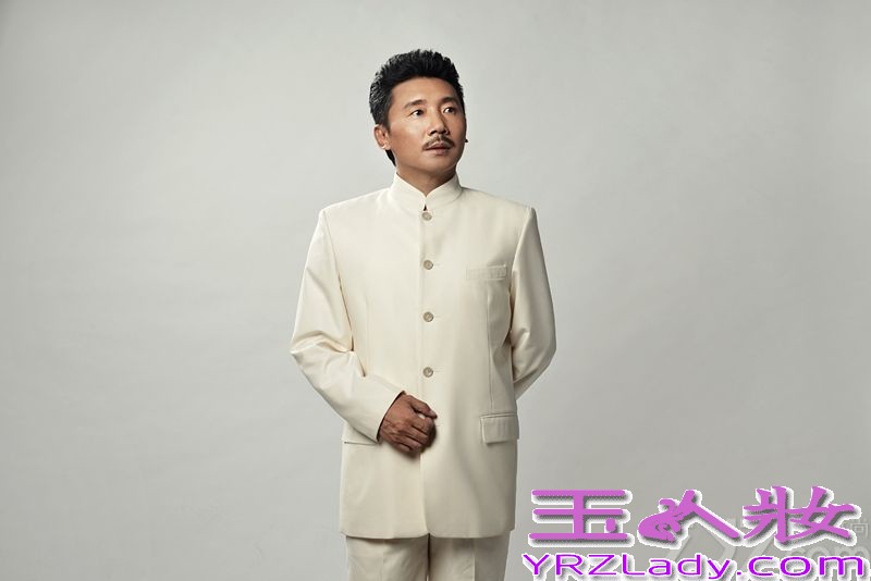 近日，容中尔甲发行的首支航母MV主题曲<为梦想领跑>引发了极大的关注，为感谢各位歌迷和网友的支持，今日首次在网络上正式公开该系列的写真。写真中容中尔甲身着白色中山装，无论是斜望远方的大气，还是直击镜头时的镇定，举手投足间诠释出中山装的新潮流，被网友盛赞为 “中山装男神”。据了解，容中尔甲正在进行新专辑的创作，将于近期与大家正式见面。