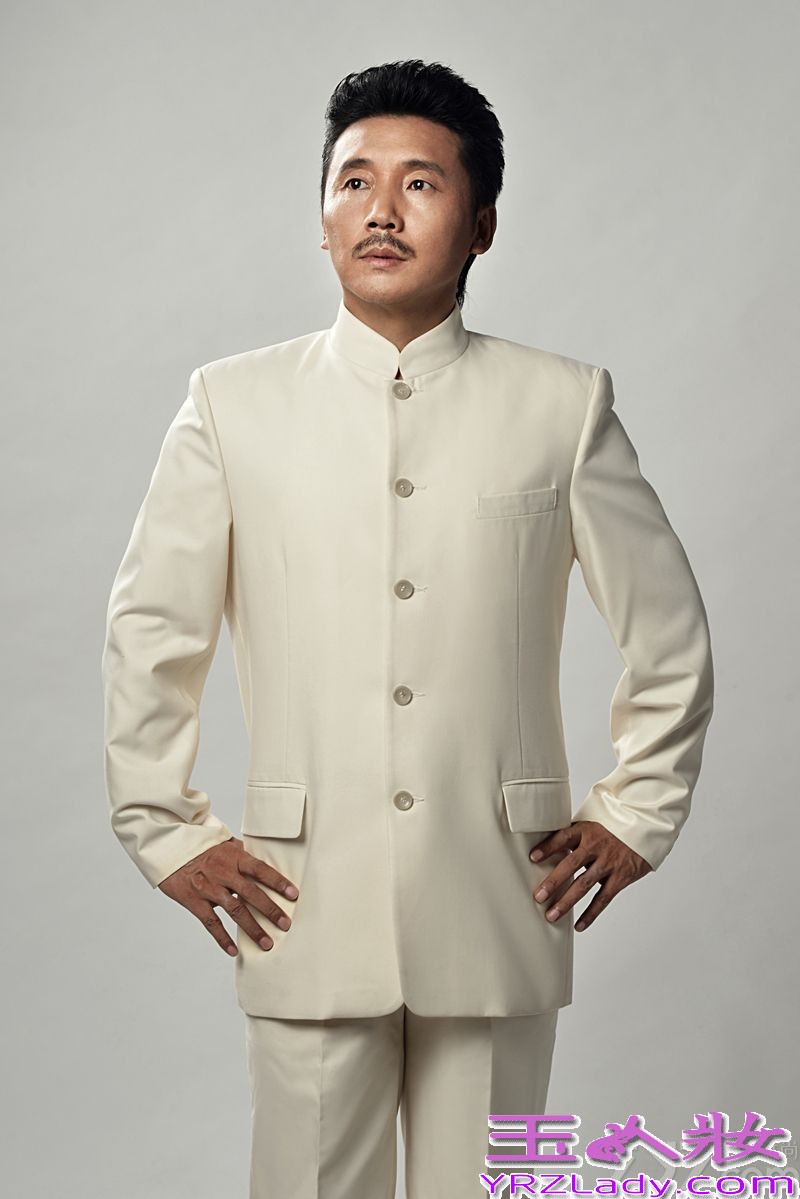 近日，容中尔甲发行的首支航母MV主题曲<为梦想领跑>引发了极大的关注，为感谢各位歌迷和网友的支持，今日首次在网络上正式公开该系列的写真。写真中容中尔甲身着白色中山装，无论是斜望远方的大气，还是直击镜头时的镇定，举手投足间诠释出中山装的新潮流，被网友盛赞为 “中山装男神”。据了解，容中尔甲正在进行新专辑的创作，将于近期与大家正式见面。