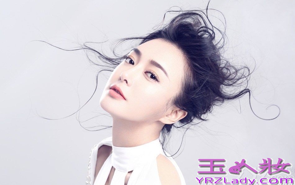 近日，秦岚一改往日柔美的风格，拍摄了一组风格迥异的时尚大片。图中，秦岚一面优雅白裙在朦胧烟雾中飘荡，犹如仙女般迷人知性。一面又是身着金属色质感的西装，利落的短发搭配剑眉酷劲十足。