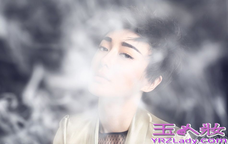 近日，秦岚一改往日柔美的风格，拍摄了一组风格迥异的时尚大片。图中，秦岚一面优雅白裙在朦胧烟雾中飘荡，犹如仙女般迷人知性。一面又是身着金属色质感的西装，利落的短发搭配剑眉酷劲十足。