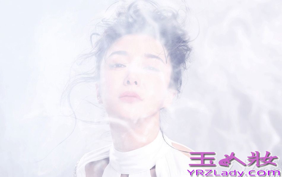 近日，秦岚一改往日柔美的风格，拍摄了一组风格迥异的时尚大片。图中，秦岚一面优雅白裙在朦胧烟雾中飘荡，犹如仙女般迷人知性。一面又是身着金属色质感的西装，利落的短发搭配剑眉酷劲十足。