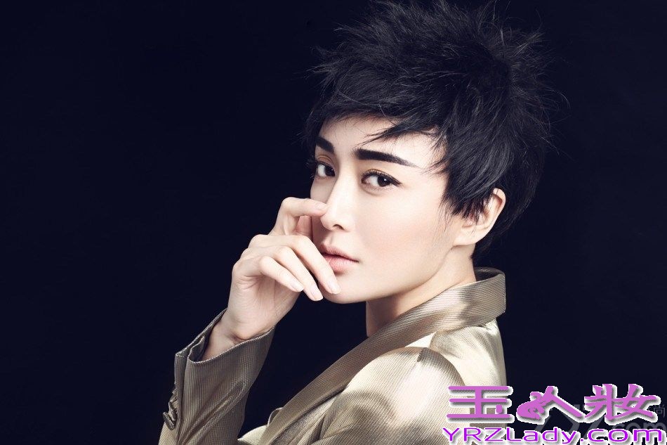 近日，秦岚一改往日柔美的风格，拍摄了一组风格迥异的时尚大片。图中，秦岚一面优雅白裙在朦胧烟雾中飘荡，犹如仙女般迷人知性。一面又是身着金属色质感的西装，利落的短发搭配剑眉酷劲十足。