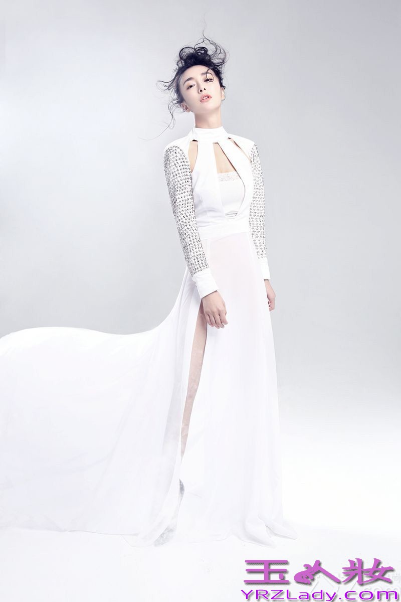 近日，秦岚一改往日柔美的风格，拍摄了一组风格迥异的时尚大片。图中，秦岚一面优雅白裙在朦胧烟雾中飘荡，犹如仙女般迷人知性。一面又是身着金属色质感的西装，利落的短发搭配剑眉酷劲十足。