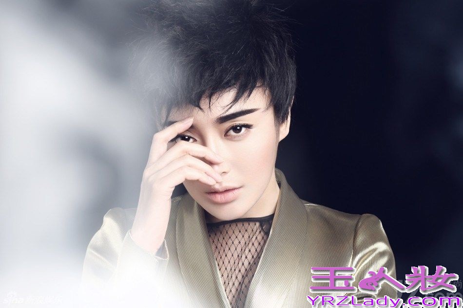 近日，秦岚一改往日柔美的风格，拍摄了一组风格迥异的时尚大片。图中，秦岚一面优雅白裙在朦胧烟雾中飘荡，犹如仙女般迷人知性。一面又是身着金属色质感的西装，利落的短发搭配剑眉酷劲十足。