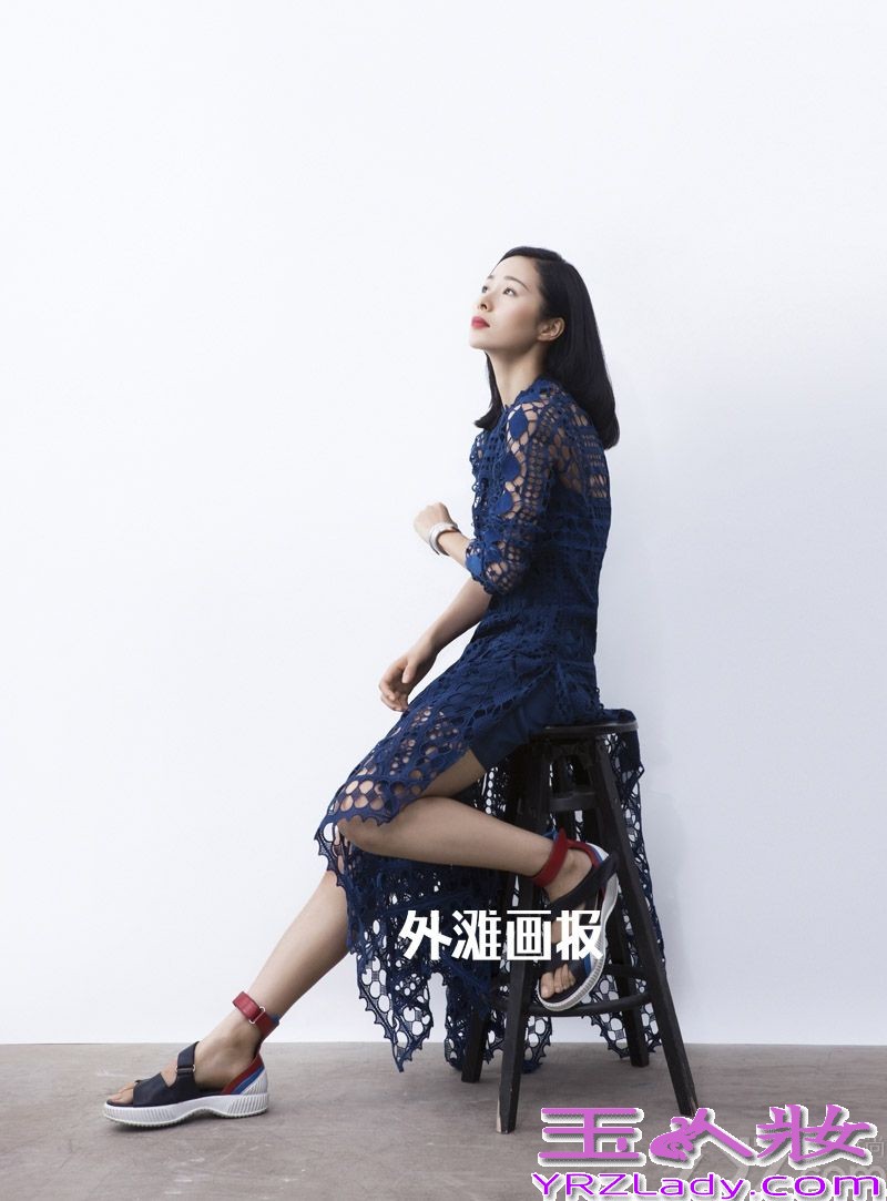 近日，江一燕以性感红唇妆容窈窕妩媚身姿登《外滩画报》封面，尽展硬糖气质，演绎了都市女性的“有种”时尚生活。银幕上多变的角色形象让她成为“变色龙”般的先锋女演员，银幕下说走就走想停就停的随性态度标榜着娱乐圈另类个性女明星。