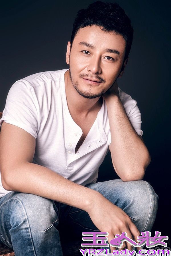 日前，刚刚凭借《热血奇侠》及《天堂秀》两部电视剧，入围第二十七届中国电视金鹰奖的实力演员刘牧，曝出了一组全新时尚写真。写真中刘牧蓄起了胡须，一身简单的白衣加蓝色水洗翻旧牛仔裤的造型简单却不失时尚，干净大气的形象配合刘牧一贯的帅气外形，深邃眼神更透露出厚重型男范。此次刘牧凭借两部电视剧中一正一邪的角色入围金鹰奖，更展现了其多变的荧幕魅力及精湛演技。