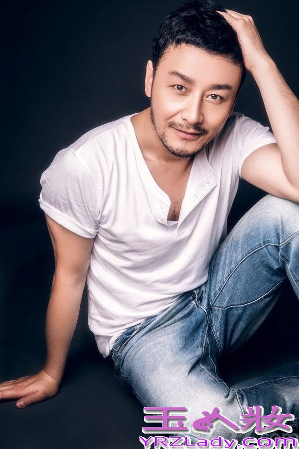 日前，刚刚凭借《热血奇侠》及《天堂秀》两部电视剧，入围第二十七届中国电视金鹰奖的实力演员刘牧，曝出了一组全新时尚写真。写真中刘牧蓄起了胡须，一身简单的白衣加蓝色水洗翻旧牛仔裤的造型简单却不失时尚，干净大气的形象配合刘牧一贯的帅气外形，深邃眼神更透露出厚重型男范。此次刘牧凭借两部电视剧中一正一邪的角色入围金鹰奖，更展现了其多变的荧幕魅力及精湛演技。