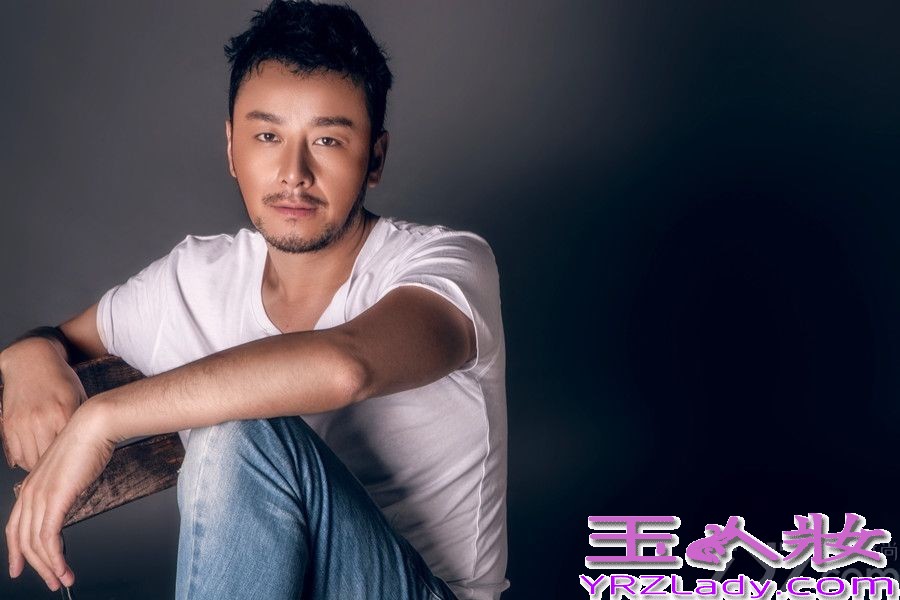 日前，刚刚凭借《热血奇侠》及《天堂秀》两部电视剧，入围第二十七届中国电视金鹰奖的实力演员刘牧，曝出了一组全新时尚写真。写真中刘牧蓄起了胡须，一身简单的白衣加蓝色水洗翻旧牛仔裤的造型简单却不失时尚，干净大气的形象配合刘牧一贯的帅气外形，深邃眼神更透露出厚重型男范。此次刘牧凭借两部电视剧中一正一邪的角色入围金鹰奖，更展现了其多变的荧幕魅力及精湛演技。