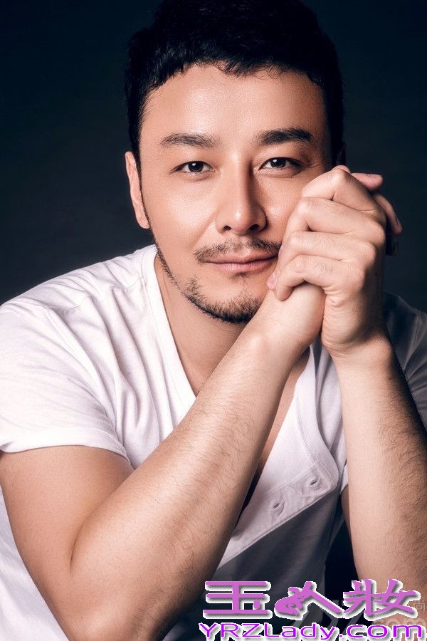 日前，刚刚凭借《热血奇侠》及《天堂秀》两部电视剧，入围第二十七届中国电视金鹰奖的实力演员刘牧，曝出了一组全新时尚写真。写真中刘牧蓄起了胡须，一身简单的白衣加蓝色水洗翻旧牛仔裤的造型简单却不失时尚，干净大气的形象配合刘牧一贯的帅气外形，深邃眼神更透露出厚重型男范。此次刘牧凭借两部电视剧中一正一邪的角色入围金鹰奖，更展现了其多变的荧幕魅力及精湛演技。