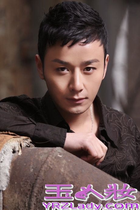 日前，刚刚凭借《热血奇侠》及《天堂秀》两部电视剧，入围第二十七届中国电视金鹰奖的实力演员刘牧，曝出了一组全新时尚写真。写真中刘牧蓄起了胡须，一身简单的白衣加蓝色水洗翻旧牛仔裤的造型简单却不失时尚，干净大气的形象配合刘牧一贯的帅气外形，深邃眼神更透露出厚重型男范。此次刘牧凭借两部电视剧中一正一邪的角色入围金鹰奖，更展现了其多变的荧幕魅力及精湛演技。