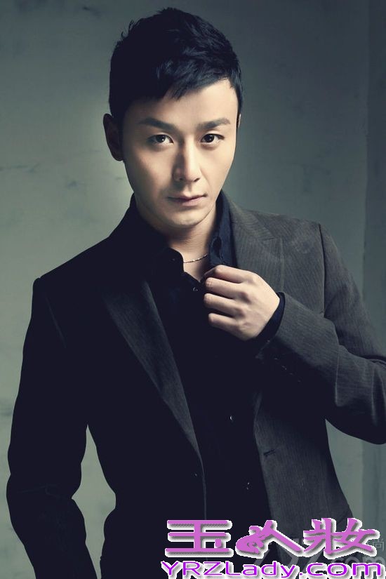 日前，刚刚凭借《热血奇侠》及《天堂秀》两部电视剧，入围第二十七届中国电视金鹰奖的实力演员刘牧，曝出了一组全新时尚写真。写真中刘牧蓄起了胡须，一身简单的白衣加蓝色水洗翻旧牛仔裤的造型简单却不失时尚，干净大气的形象配合刘牧一贯的帅气外形，深邃眼神更透露出厚重型男范。此次刘牧凭借两部电视剧中一正一邪的角色入围金鹰奖，更展现了其多变的荧幕魅力及精湛演技。