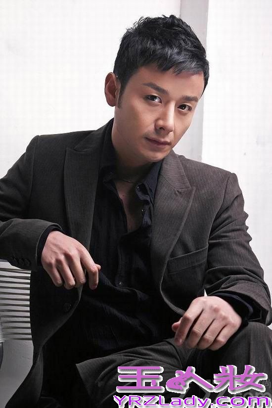 日前，刚刚凭借《热血奇侠》及《天堂秀》两部电视剧，入围第二十七届中国电视金鹰奖的实力演员刘牧，曝出了一组全新时尚写真。写真中刘牧蓄起了胡须，一身简单的白衣加蓝色水洗翻旧牛仔裤的造型简单却不失时尚，干净大气的形象配合刘牧一贯的帅气外形，深邃眼神更透露出厚重型男范。此次刘牧凭借两部电视剧中一正一邪的角色入围金鹰奖，更展现了其多变的荧幕魅力及精湛演技。