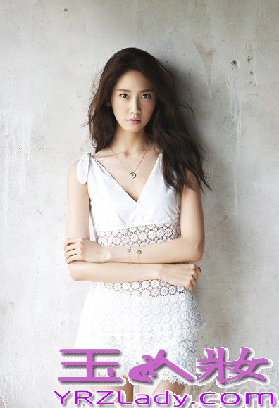 近日，韩国人气女子组合少女时代成员允儿为某国际珠宝品牌，拍摄了一辑写真大片。允儿一改以往清新纯美的风格，挑战起成熟女性性感风格，尝试本季大热的黑色露腰上衣和白色露背礼服，大秀纤细的腰身和白皙的肌肤，优雅十足。魅惑眼神及优雅姿态尽展成熟女人味。