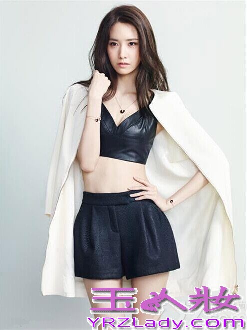 近日，韩国人气女子组合少女时代成员允儿为某国际珠宝品牌，拍摄了一辑写真大片。允儿一改以往清新纯美的风格，挑战起成熟女性性感风格，尝试本季大热的黑色露腰上衣和白色露背礼服，大秀纤细的腰身和白皙的肌肤，优雅十足。魅惑眼神及优雅姿态尽展成熟女人味。