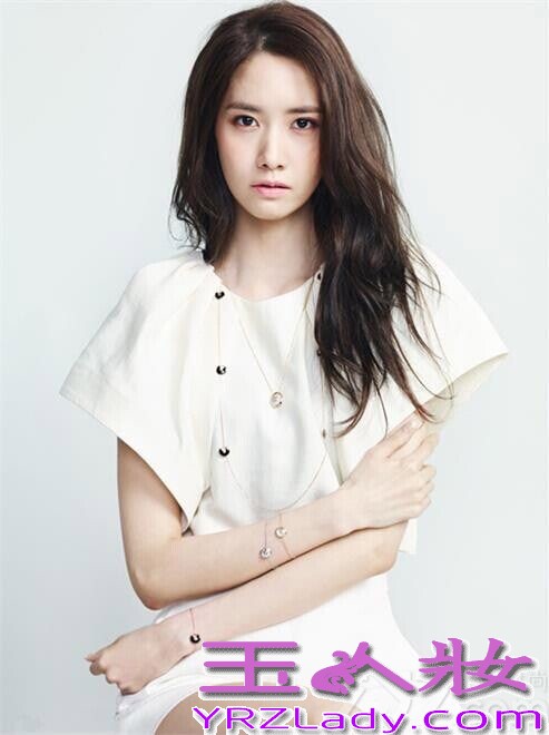 近日，韩国人气女子组合少女时代成员允儿为某国际珠宝品牌，拍摄了一辑写真大片。允儿一改以往清新纯美的风格，挑战起成熟女性性感风格，尝试本季大热的黑色露腰上衣和白色露背礼服，大秀纤细的腰身和白皙的肌肤，优雅十足。魅惑眼神及优雅姿态尽展成熟女人味。