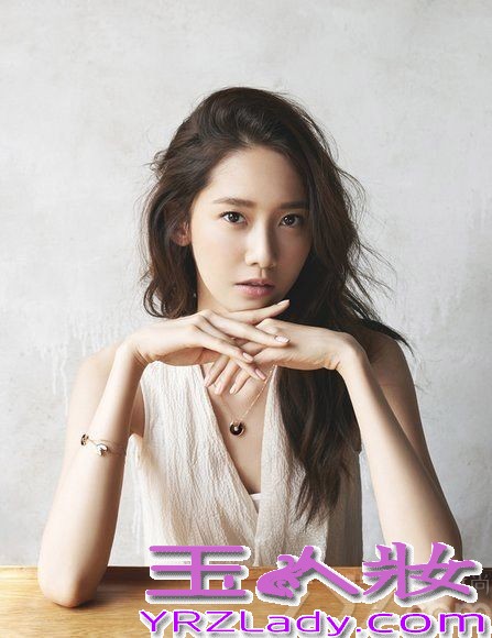 近日，韩国人气女子组合少女时代成员允儿为某国际珠宝品牌，拍摄了一辑写真大片。允儿一改以往清新纯美的风格，挑战起成熟女性性感风格，尝试本季大热的黑色露腰上衣和白色露背礼服，大秀纤细的腰身和白皙的肌肤，优雅十足。魅惑眼神及优雅姿态尽展成熟女人味。