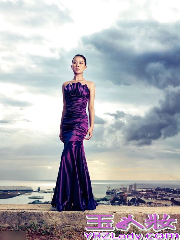 近日，马苏为某杂志拍摄了一组极具感染力的封面大片，轻盈的身姿，精致的妆发，加上简约却不乏设计感的服饰，使马苏的气质随之凸显出来。马苏演绎魅惑紫色写真，彰显完美女神范儿。