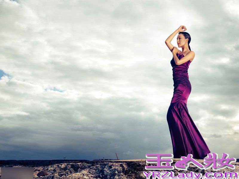 近日，马苏为某杂志拍摄了一组极具感染力的封面大片，轻盈的身姿，精致的妆发，加上简约却不乏设计感的服饰，使马苏的气质随之凸显出来。马苏演绎魅惑紫色写真，彰显完美女神范儿。