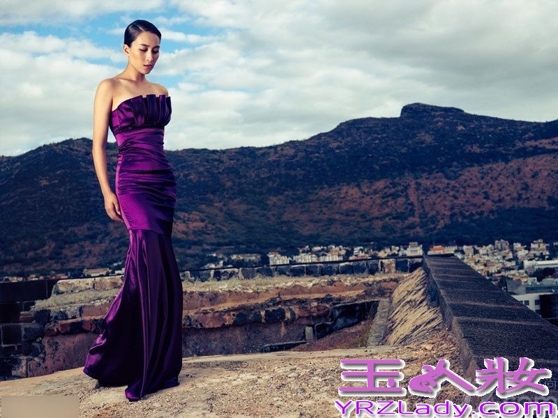 近日，马苏为某杂志拍摄了一组极具感染力的封面大片，轻盈的身姿，精致的妆发，加上简约却不乏设计感的服饰，使马苏的气质随之凸显出来。马苏演绎魅惑紫色写真，彰显完美女神范儿。