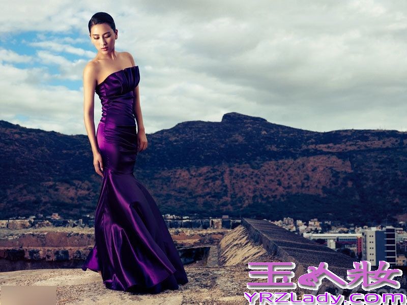 近日，马苏为某杂志拍摄了一组极具感染力的封面大片，轻盈的身姿，精致的妆发，加上简约却不乏设计感的服饰，使马苏的气质随之凸显出来。马苏演绎魅惑紫色写真，彰显完美女神范儿。