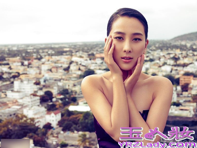 近日，马苏为某杂志拍摄了一组极具感染力的封面大片，轻盈的身姿，精致的妆发，加上简约却不乏设计感的服饰，使马苏的气质随之凸显出来。马苏演绎魅惑紫色写真，彰显完美女神范儿。