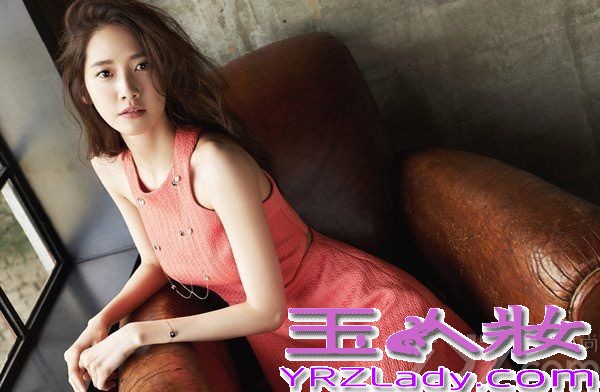 近日，韩国人气女子组合少女时代成员允儿为某国际珠宝品牌，拍摄了一辑写真大片。允儿一改以往清新纯美的风格，挑战起成熟女性性感风格，尝试本季大热的黑色露腰上衣和白色露背礼服，大秀纤细的腰身和白皙的肌肤，优雅十足。魅惑眼神及优雅姿态尽展成熟女人味。