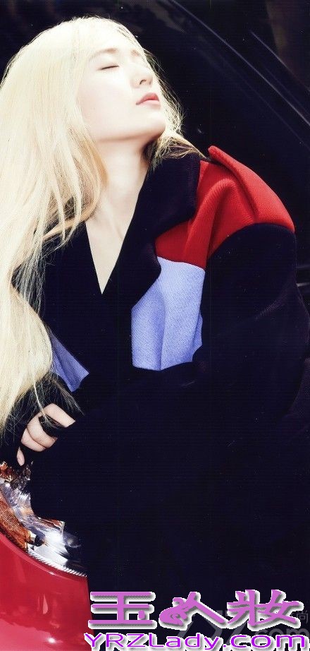 Krystal一直都是众多时尚杂志钟意的模特，完美的脸蛋以及完美的身材，不管穿着任何服饰，都展示出不一样的魅力。而Krystal在这组融合了自然风景的画报中，展现出少女的姿态。自己特表示“之前酷帅的画报拍了很多，更想尝试自然的风格”。