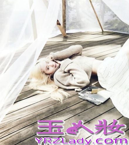 Krystal一直都是众多时尚杂志钟意的模特，完美的脸蛋以及完美的身材，不管穿着任何服饰，都展示出不一样的魅力。而Krystal在这组融合了自然风景的画报中，展现出少女的姿态。自己特表示“之前酷帅的画报拍了很多，更想尝试自然的风格”。