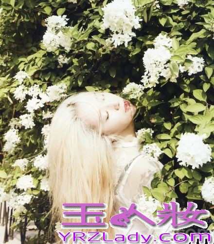 Krystal一直都是众多时尚杂志钟意的模特，完美的脸蛋以及完美的身材，不管穿着任何服饰，都展示出不一样的魅力。而Krystal在这组融合了自然风景的画报中，展现出少女的姿态。自己特表示“之前酷帅的画报拍了很多，更想尝试自然的风格”。