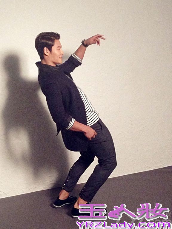 韩国SBS电视台周末娱乐节目《Running Man》出演艺人金钟国与李光洙日前为某杂志携手拍摄写真，两人西装革履，大摆搞怪的动作，展示了幽默搞笑的魅力。