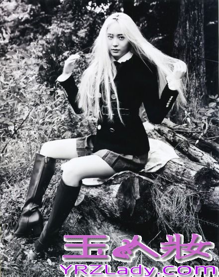 Krystal一直都是众多时尚杂志钟意的模特，完美的脸蛋以及完美的身材，不管穿着任何服饰，都展示出不一样的魅力。而Krystal在这组融合了自然风景的画报中，展现出少女的姿态。自己特表示“之前酷帅的画报拍了很多，更想尝试自然的风格”。