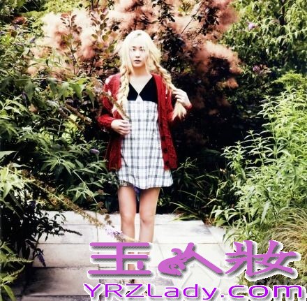 Krystal一直都是众多时尚杂志钟意的模特，完美的脸蛋以及完美的身材，不管穿着任何服饰，都展示出不一样的魅力。而Krystal在这组融合了自然风景的画报中，展现出少女的姿态。自己特表示“之前酷帅的画报拍了很多，更想尝试自然的风格”。