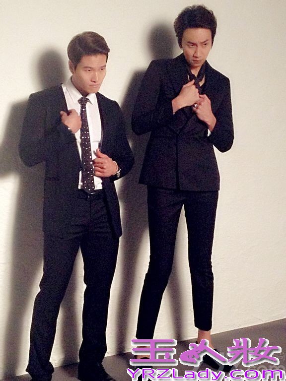 韩国SBS电视台周末娱乐节目《Running Man》出演艺人金钟国与李光洙日前为某杂志携手拍摄写真，两人西装革履，大摆搞怪的动作，展示了幽默搞笑的魅力。