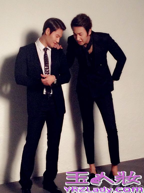 韩国SBS电视台周末娱乐节目《Running Man》出演艺人金钟国与李光洙日前为某杂志携手拍摄写真，两人西装革履，大摆搞怪的动作，展示了幽默搞笑的魅力。