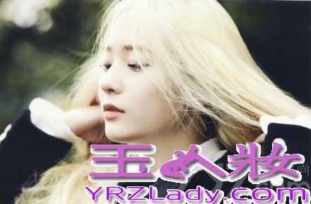 Krystal一直都是众多时尚杂志钟意的模特，完美的脸蛋以及完美的身材，不管穿着任何服饰，都展示出不一样的魅力。而Krystal在这组融合了自然风景的画报中，展现出少女的姿态。自己特表示“之前酷帅的画报拍了很多，更想尝试自然的风格”。