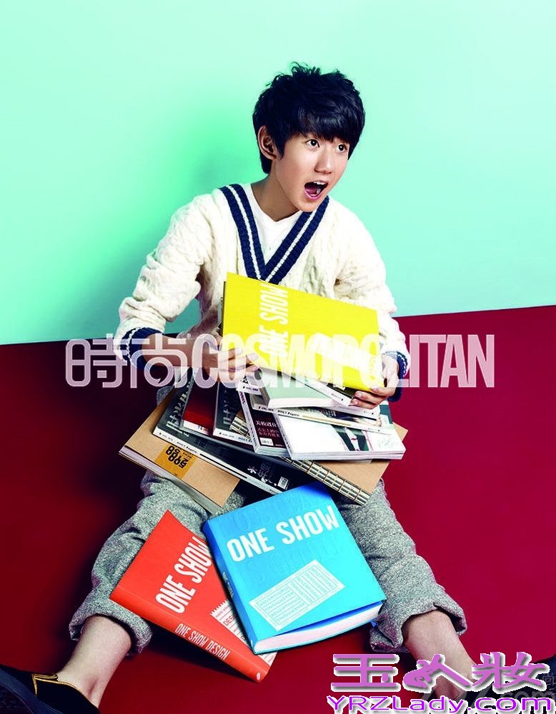 近日TFBoys拍摄了一组阳光写真，三位成员把酷帅萌三个字全都占了，竟然能把 “酷帅”和 “乖萌”毫无违和感地混搭在一起，三个人都是一脸阳光的无忧笑容，用青涩的嗓音唱着自己都不太懂的温暖情歌，听得人心里萌萌哒，难怪那么多阿姨粉、姐姐粉都大呼hold不住。