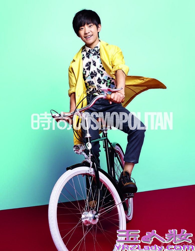 近日TFBoys拍摄了一组阳光写真，三位成员把酷帅萌三个字全都占了，竟然能把 “酷帅”和 “乖萌”毫无违和感地混搭在一起，三个人都是一脸阳光的无忧笑容，用青涩的嗓音唱着自己都不太懂的温暖情歌，听得人心里萌萌哒，难怪那么多阿姨粉、姐姐粉都大呼hold不住。