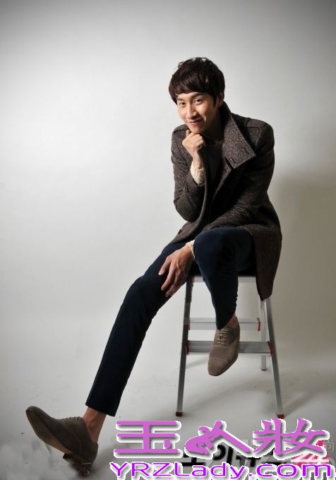 韩国演员李光洙携手某时尚杂志拍摄了一组写真，休闲造型搭配冷酷表情，尽展摩登都市风气息。