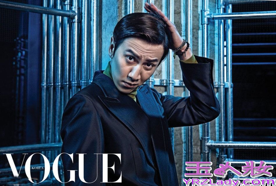 韩国演员李光洙携手某时尚杂志拍摄了一组写真，休闲造型搭配冷酷表情，尽展摩登都市风气息。