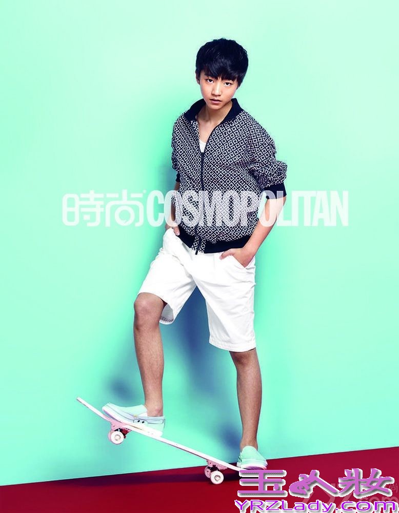 近日TFBoys拍摄了一组阳光写真，三位成员把酷帅萌三个字全都占了，竟然能把 “酷帅”和 “乖萌”毫无违和感地混搭在一起，三个人都是一脸阳光的无忧笑容，用青涩的嗓音唱着自己都不太懂的温暖情歌，听得人心里萌萌哒，难怪那么多阿姨粉、姐姐粉都大呼hold不住。