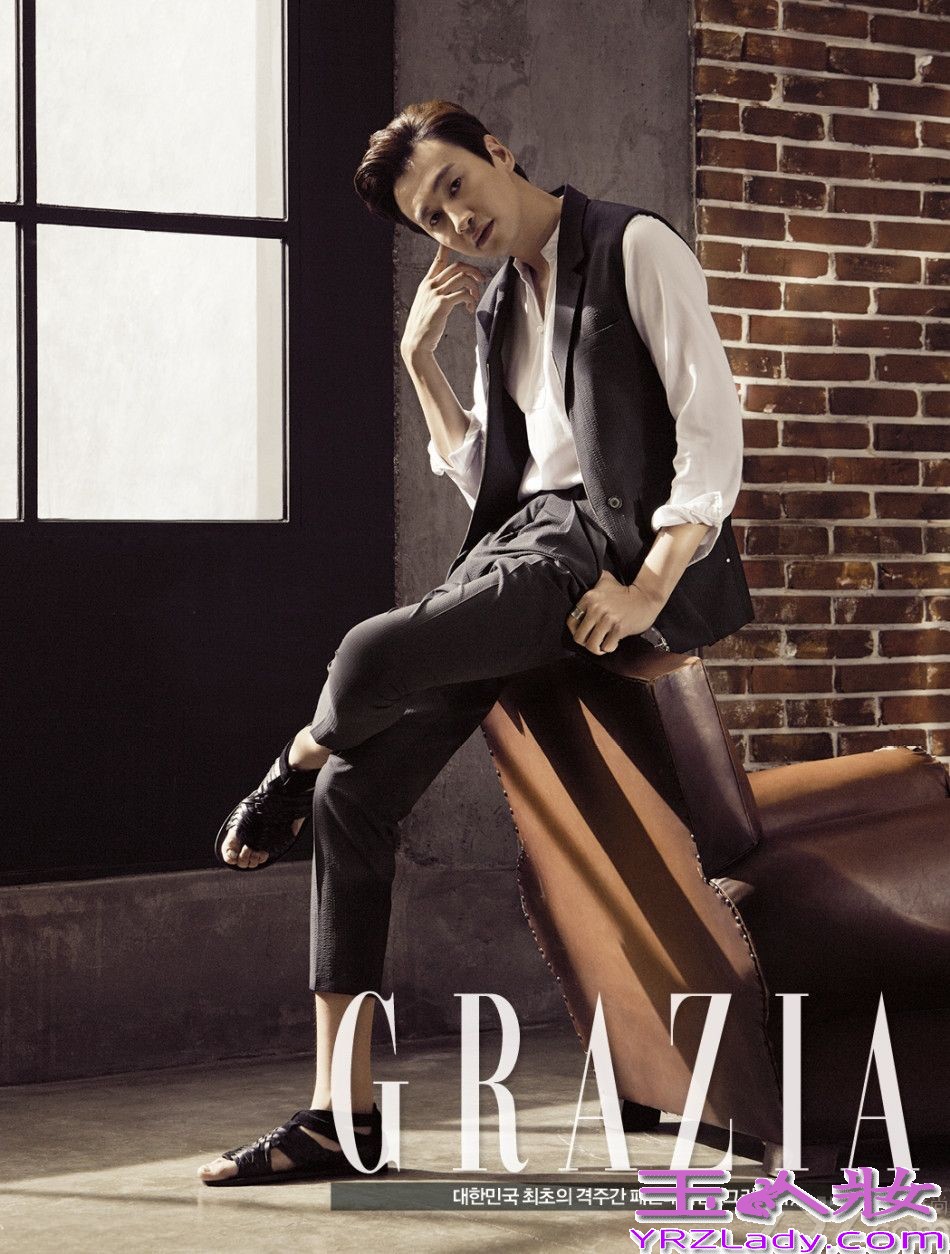 韩国演员李光洙携手某时尚杂志拍摄了一组写真，休闲造型搭配冷酷表情，尽展摩登都市风气息。