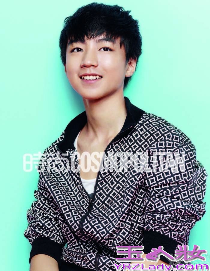 近日TFBoys拍摄了一组阳光写真，三位成员把酷帅萌三个字全都占了，竟然能把 “酷帅”和 “乖萌”毫无违和感地混搭在一起，三个人都是一脸阳光的无忧笑容，用青涩的嗓音唱着自己都不太懂的温暖情歌，听得人心里萌萌哒，难怪那么多阿姨粉、姐姐粉都大呼hold不住。