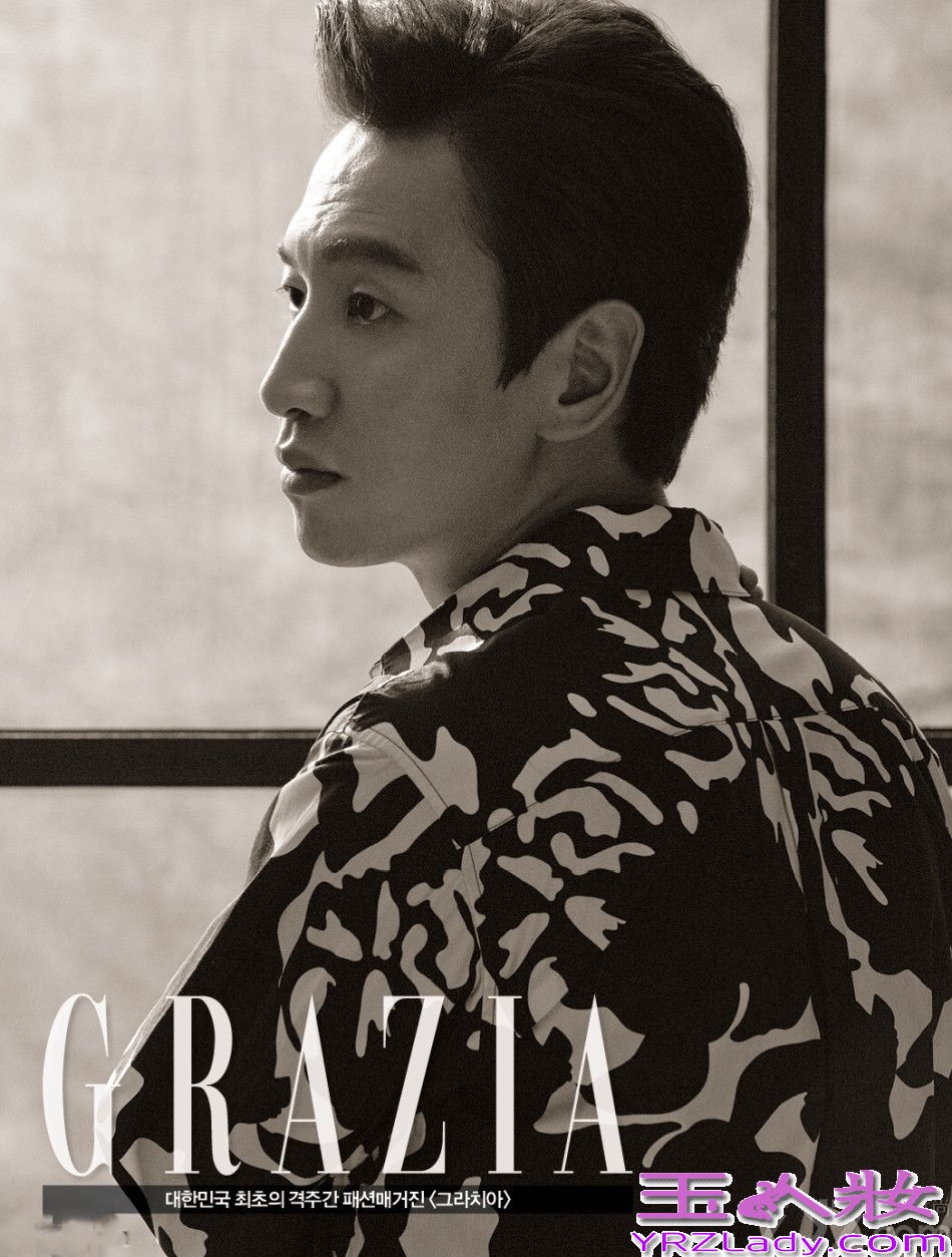 韩国演员李光洙携手某时尚杂志拍摄了一组写真，休闲造型搭配冷酷表情，尽展摩登都市风气息。