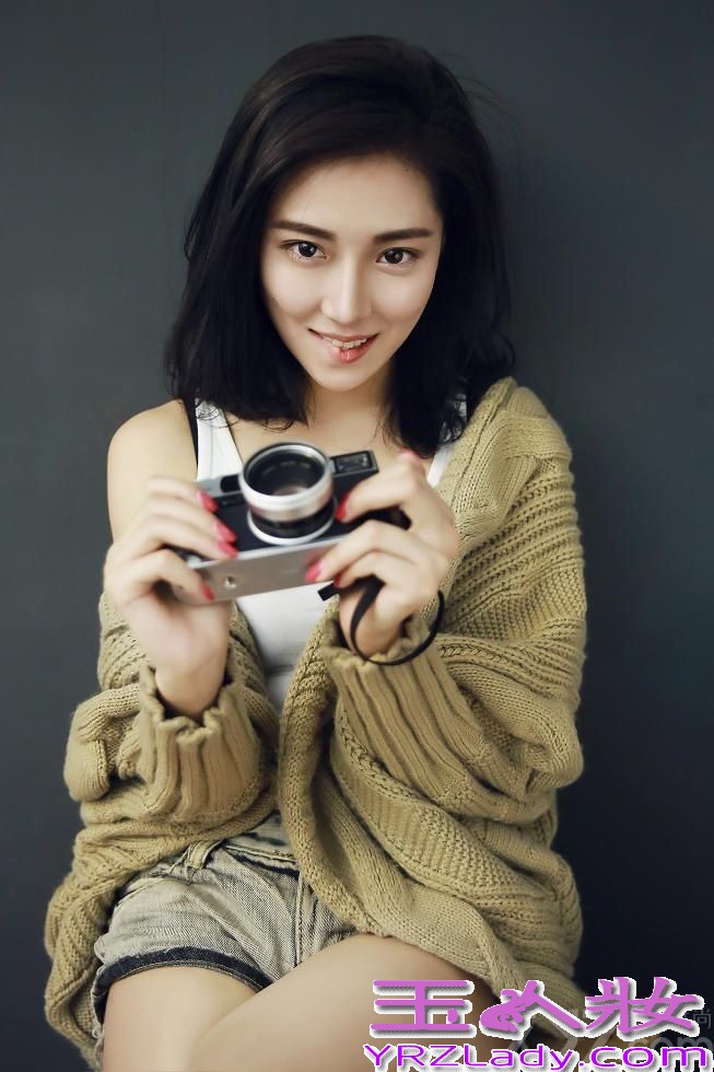 90后新生代女演员菅韧姿昨日曝光了一组慵懒迷人写真。写真中，菅韧姿身穿简约白T搭配宽松舒适毛衣，随意坐于高脚凳上，小秀美腿。菅韧姿肆意享受仲夏时光，或秀发半掩面闭目凝神，或专注玩转古董相机，还不时微露香肩、轻咬芳唇，慵懒而又清新自然，神色中流露出调皮小女人韵味。