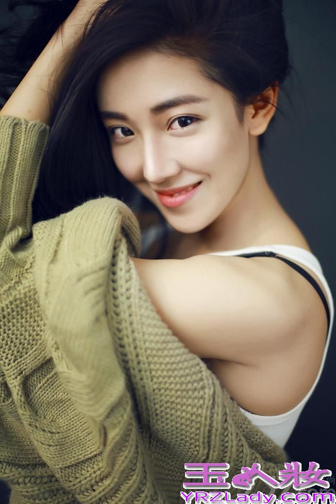 90后新生代女演员菅韧姿昨日曝光了一组慵懒迷人写真。写真中，菅韧姿身穿简约白T搭配宽松舒适毛衣，随意坐于高脚凳上，小秀美腿。菅韧姿肆意享受仲夏时光，或秀发半掩面闭目凝神，或专注玩转古董相机，还不时微露香肩、轻咬芳唇，慵懒而又清新自然，神色中流露出调皮小女人韵味。