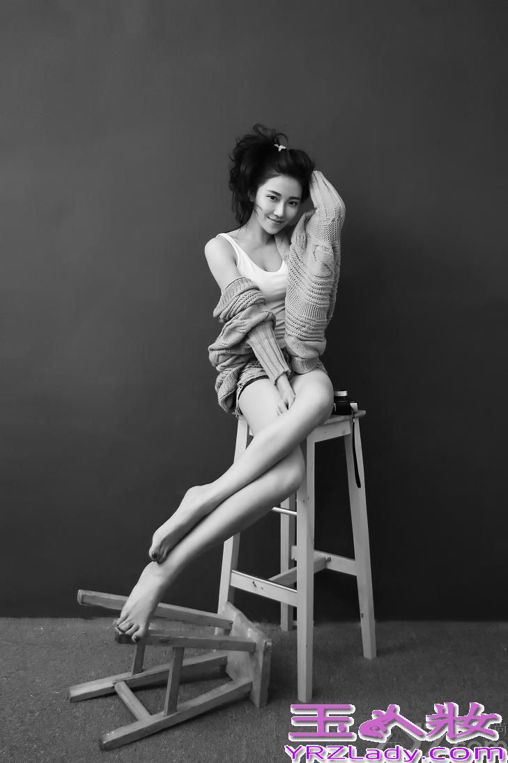 90后新生代女演员菅韧姿昨日曝光了一组慵懒迷人写真。写真中，菅韧姿身穿简约白T搭配宽松舒适毛衣，随意坐于高脚凳上，小秀美腿。菅韧姿肆意享受仲夏时光，或秀发半掩面闭目凝神，或专注玩转古董相机，还不时微露香肩、轻咬芳唇，慵懒而又清新自然，神色中流露出调皮小女人韵味。