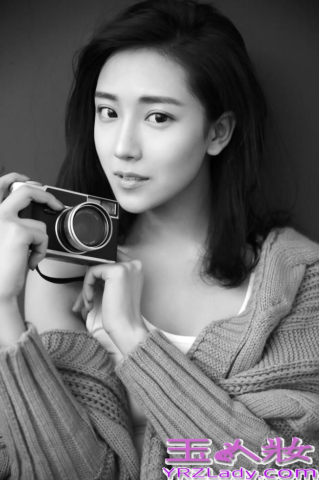 90后新生代女演员菅韧姿昨日曝光了一组慵懒迷人写真。写真中，菅韧姿身穿简约白T搭配宽松舒适毛衣，随意坐于高脚凳上，小秀美腿。菅韧姿肆意享受仲夏时光，或秀发半掩面闭目凝神，或专注玩转古董相机，还不时微露香肩、轻咬芳唇，慵懒而又清新自然，神色中流露出调皮小女人韵味。